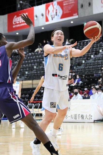 ３回戦・姫路-武庫川女大　第２クオーター、シュートを放つ姫路の白崎（右）