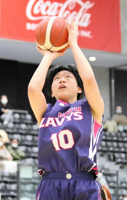 ３回戦・姫路-武庫川女大　第１クオーター、シュートを放つ武庫川女大の若林