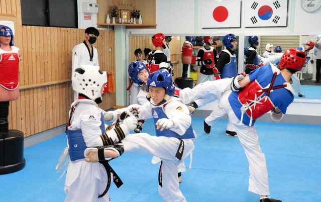 日韓の旗を掲げた道場。稽古では年齢や性別を問わず対戦する＝神戸市兵庫区中道通６