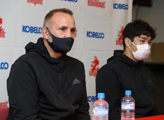 開幕に向けて意気込みを語る神戸のホルテンヘッドコーチ（左）と橋本主将＝神戸市東灘区御影浜町（撮影・辰巳直之）