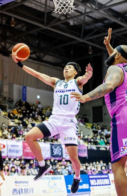 福島-西宮　第１クオーター、シュートを放つ西宮の渡辺（Ｃ）B.LEAGUE