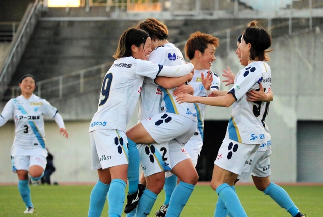 ＡＳハリマ－作陽高　後半、２点目を決めた吉田（中央）に笑顔で抱きつくＡＳハリマの選手たち