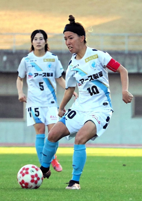 ＡＳハリマ－作陽高　後半、味方にパスを送るＡＳハリマのＦＷ千葉（10）