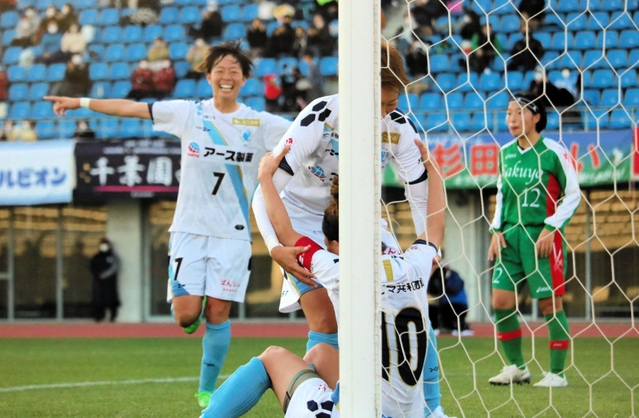 ＡＳハリマ－作陽高　後半、先制点を決めたエース千葉（10）に駆け寄るＡＳハリマの選手たち