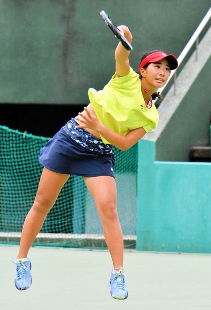 テニスの全日本ジュニア選手権でプレーする親和高の西村佳世＝８月、大阪市内（家族提供）
