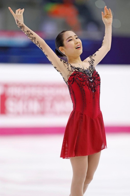 フィギュアスケート・ＧＰファイナルの女子フリーで演技を終え、観客の声援に応える三原舞依。初出場優勝を果たした＝10日、イタリア・トリノ（共同）