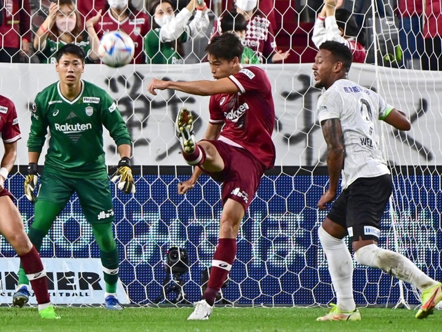 今季、神戸で主力として経験を積んだ小林友希＝10月12日、ノエビアスタジアム神戸