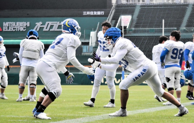 甲子園ボウルに向け、練習に熱が入るＤＬトゥロター（手前右）ら関学大の選手たち