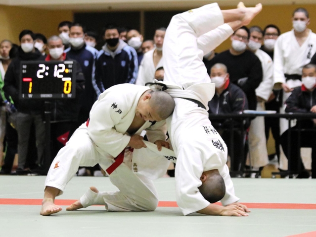 男子８１キロ級決勝　背負い投げで一本勝ちを決める育英の祝恵誠（左）