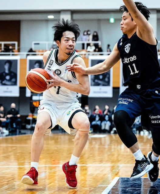 Ａ千葉-西宮　第３クオーター、ドリブルで攻める西宮の綱井（左）