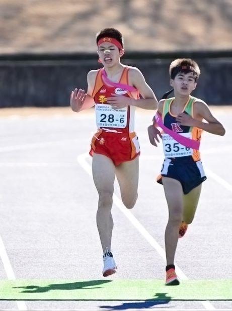 ５位でフィニッシュする男子・平岡のアンカー新妻昂己（２８）＝滋賀県希望が丘文化公園（撮影・坂井萌香）