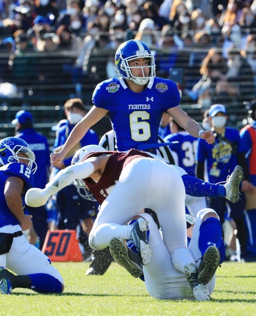 関学大-早大　第２クオーター、フィールドゴールを決める関学大の福井（６）＝１８日午後、西宮市の甲子園球場（撮影・鈴木雅之）