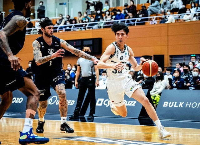 Ａ千葉-西宮　第４クオーター、ドリブルで攻める西宮の金田（右）（Ｃ）B.LEAGUE