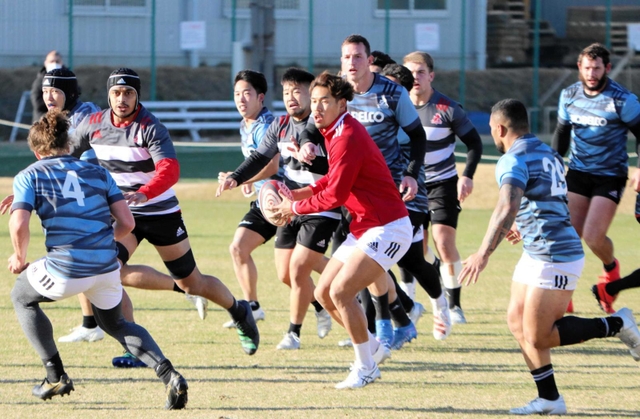 ホーム開幕戦が神戸での公式戦１００試合目となるＦＢ山中（中央）＝神戸市東灘区御影浜町、神鋼灘浜グラウンド