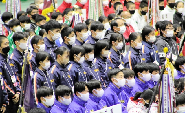 開会式に出席した西脇工の女子と男子の選手ら（中央）