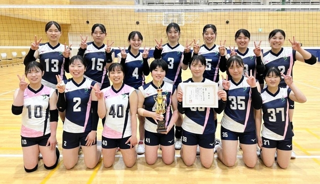 身長１６５センチ以下に制限された女子で優勝した神戸親和女大のメンバー＝神戸市北区（提供）