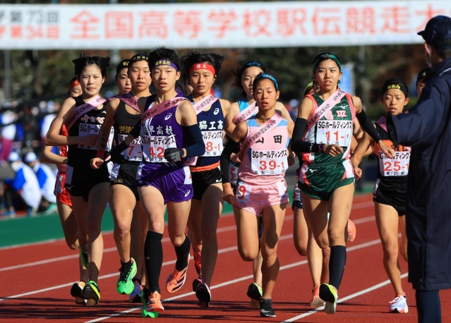 一斉にスタートする女子１区の選手たち＝２５日午前、京都市のたけびしスタジアム京都