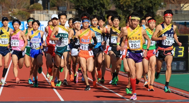 一斉にスタートする男子１区の選手たち＝２５日午後、京都市のたけびしスタジアム京都