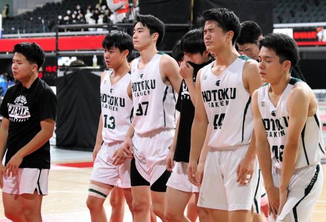 男子２回戦で延長の末に敗れ、涙を浮かべる報徳メンバー