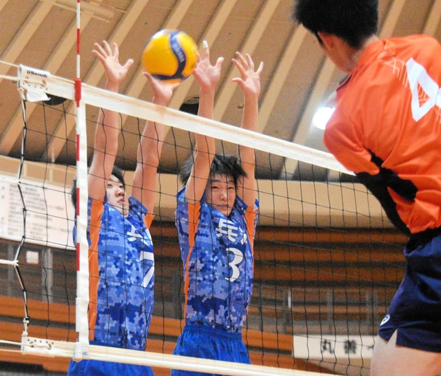 男子予選リーグ・兵庫－香川　第１セット、相手スパイクをブロックする兵庫の吉田（右）と高田