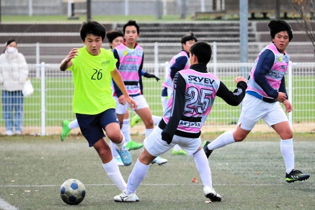 部活を引退した県内の中学３年生を集めた県中体連の練習会＝三木市、みきぼうパークひょうご