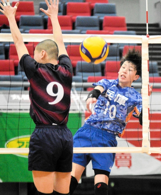 男子準決勝・兵庫－東京　第２セット、スパイクを放つ兵庫の寺田