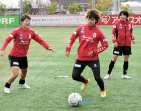 ４試合連続ゴールが期待されるＩＮＡＣ神戸のＦＷ田中（右から２人目）＝神戸市東灘区、神戸レディースフットボールセンター