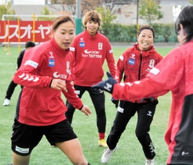 ４試合連続ゴールが期待されるＦＷ田中（中央奥）らＩＮＡＣ神戸の選手たち＝神戸市東灘区、神戸レディースフットボールセンター