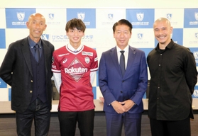 会見に参加した（左から）びわこ成蹊スポーツ大の望月聡監督、神戸内定の泉柊椰、神戸の幸田将和スカウト、ＯＢの近藤岳登さん＝大津市の同大学