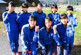 力を合わせて初の近畿大会に挑む女子・青雲の選手たち＝豊岡市日高町