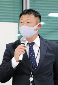 初出場の全国選手権への意気込みを語る芦屋学園の許泰萬監督＝大阪市内