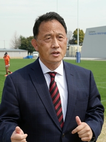 報徳ラグビー部の西條裕朗監督＝３月、埼玉県熊谷市上川上、さくらオーバルフォート