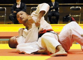 男子団体決勝・小野－望海　小野の中堅千葉（上）が背負い投げで一本を奪う