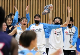 ３回戦・姫路-武庫川女大　後半、仲間の得点に喜ぶ姫路メンバー