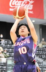 ３回戦・姫路-武庫川女大　第１クオーター、シュートを放つ武庫川女大の若林