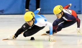 選手権男子１０００メートル決勝で渕上結太（右）をインから抜いて先頭に立つ松林佑倭