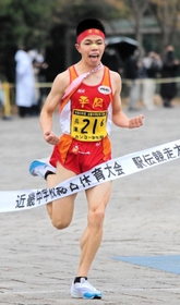 両手を握りながらトップでフィニッシュする男子・平岡のアンカー新妻昂己＝奈良県橿原市運動公園