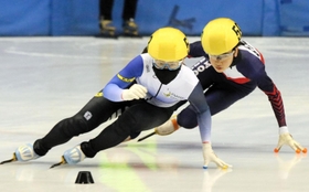 選手権女子５００メートル決勝でスタートから先頭を守り切った長森遥南