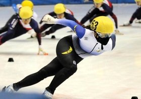 選手権女子１５００メートルの終盤に集団から抜け出す長森遥南