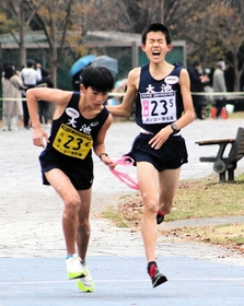 男子・大池　５区河内岳（右）からたすきを受け取る６区小室允人＝奈良県橿原市運動公園