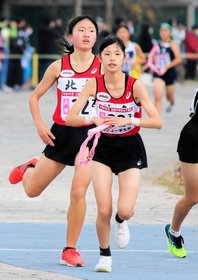女子・北条　２区岡蒼依（左）からたすきを受け取る３区高井歩夢＝奈良県橿原市運動公園