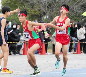 男子・安室　２区富永晄生（右）から３区福井虎太朗へのたすきリレー＝奈良県橿原市運動公園