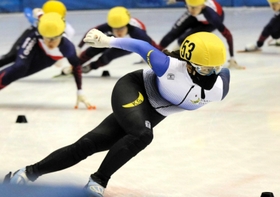 選手権女子１５００メートルの終盤に集団から抜け出す長森遥南