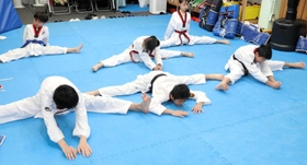 稽古の最後に柔軟運動。脚は驚くほど柔らかい＝神戸市兵庫区中道通６