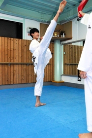 ミット蹴りに励む加藤貴士さん。足は高さ２メートルまで上がる＝神戸市兵庫区中道通６