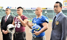 甲子園ボウルでの対戦を前に会見に臨んだ関学大の（右から）大村和輝監督と占部雄軌主将、早大の亀井理陽主将と高岡勝監督
