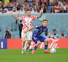 Ｗ杯クロアチア戦の前半、攻め込む堂安律＝アル・ジャノブ・スタジアム（撮影・金田祐二）