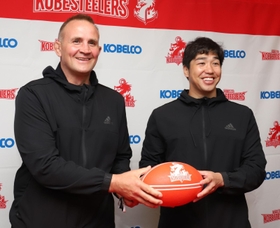 開幕に向けて意気込む神戸のホルテンヘッドコーチ（左）と橋本主将＝神戸市東灘区御影浜町（撮影・辰巳直之）