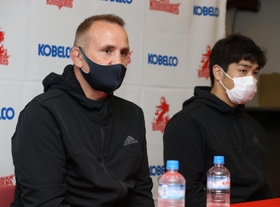 開幕に向けて意気込みを語る神戸のホルテンヘッドコーチ（左）と橋本主将＝神戸市東灘区御影浜町（撮影・辰巳直之）