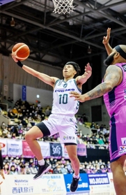 福島-西宮　第１クオーター、シュートを放つ西宮の渡辺（Ｃ）B.LEAGUE